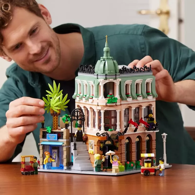 LEGO Icons 10297 Boutique Hotel modulinis pastatų rinkinys (3066 dalių)