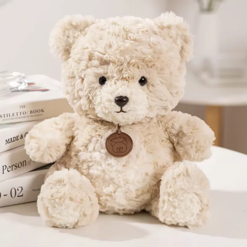 LEAN TOYS Pliušinis talismanas, minkštas žaislas, meškiukas su medalionu, smėlio spalvos, 25 cm