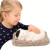 LEAN TOYS Mieganti balta katė ant pagalvės figūrėlė su kailiniu krepšiu ir garsais