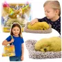 LEAN TOYS Miegantis labradoras ant pagalvės figūrėlė su kailiu permatomame krepšyje garsai