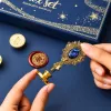 LEAN TOYS Voko antspaudų rinkinys su vaškiniu antspaudu dekoravimui – 6 dalių komplektas su žalvariniu antspaudu, lydymo šaukšteliu, vaško lazdelėmis ir žvakute