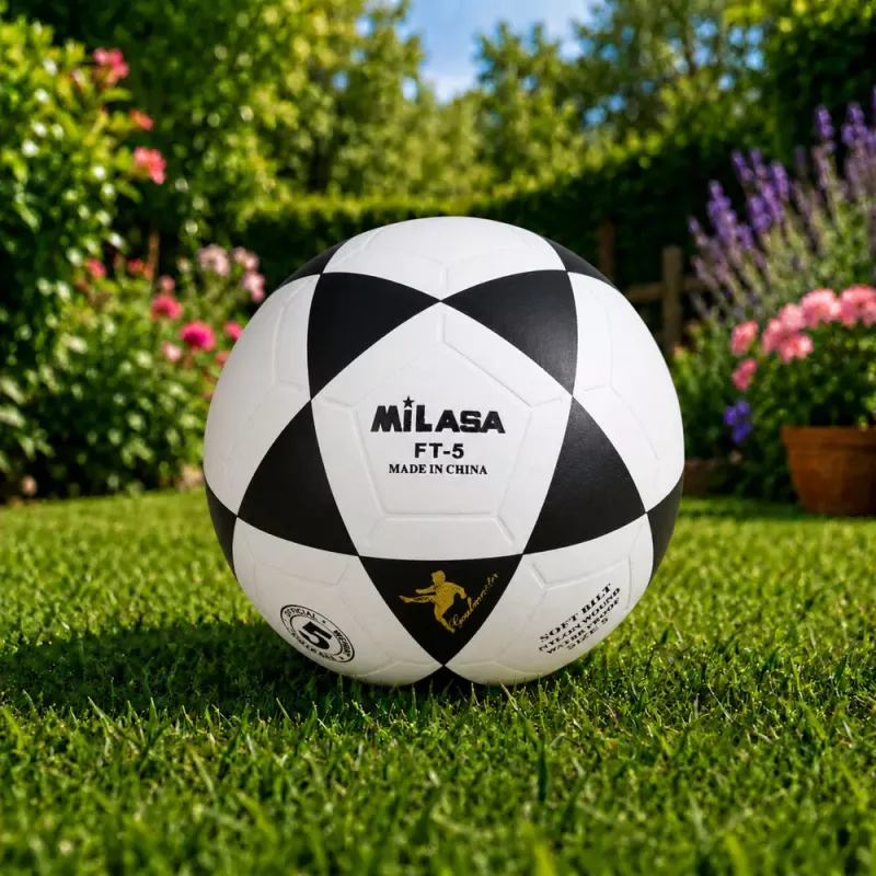 LEAN TOYS Treniruočių futbolo kamuolys žolės aikštei juodas ir baltas Milasa 22cm 5 dydis