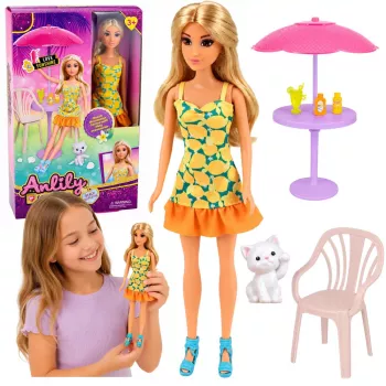 LEAN TOYS Anlily lėlė geltona suknele su kačiuku, sodo baldais, skėčiu ir aksesuarais