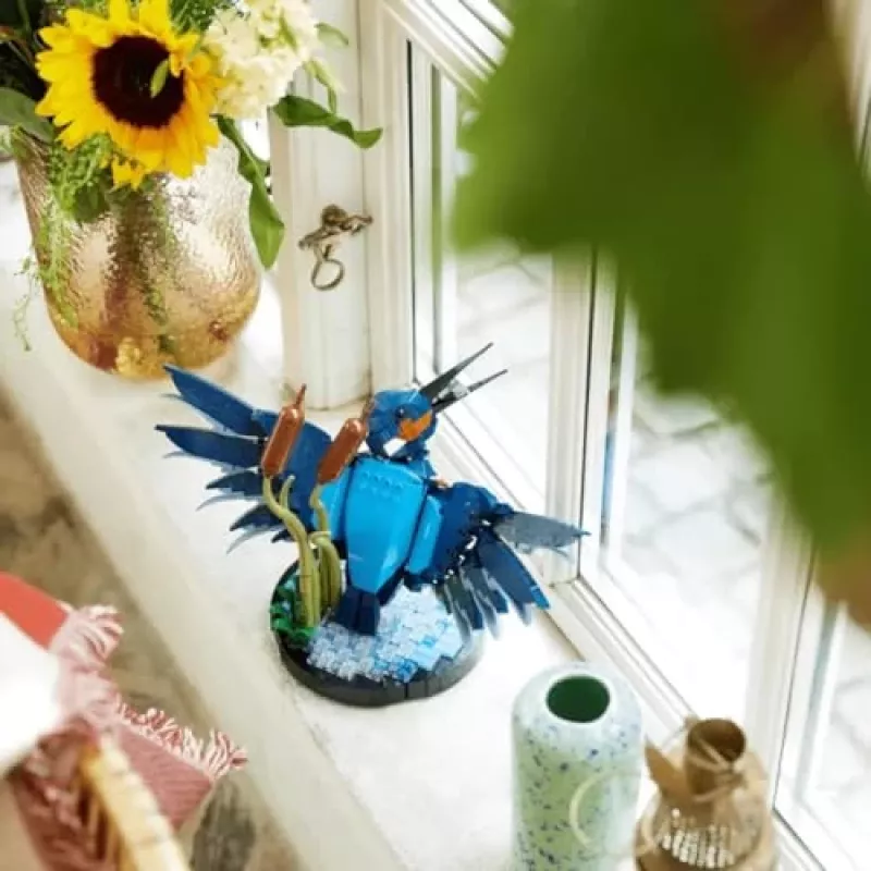 LEGO Icons Kingfisher Bird Set Model Building Kit for Adults to Build with Water Setting Display Stand Great Home and Office Desk Décor Valentine's