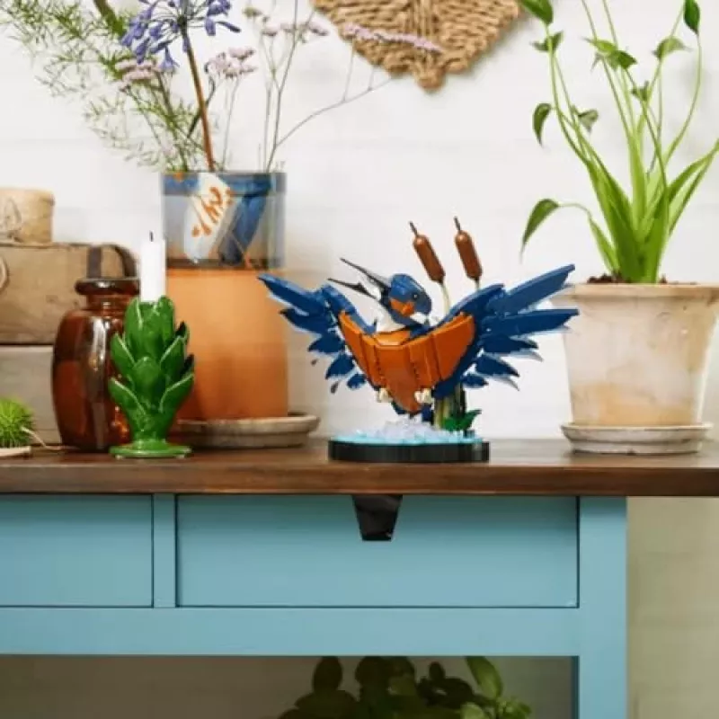 LEGO Icons Kingfisher Bird Set Model Building Kit for Adults to Build with Water Setting Display Stand Great Home and Office Desk Décor Valentine's
