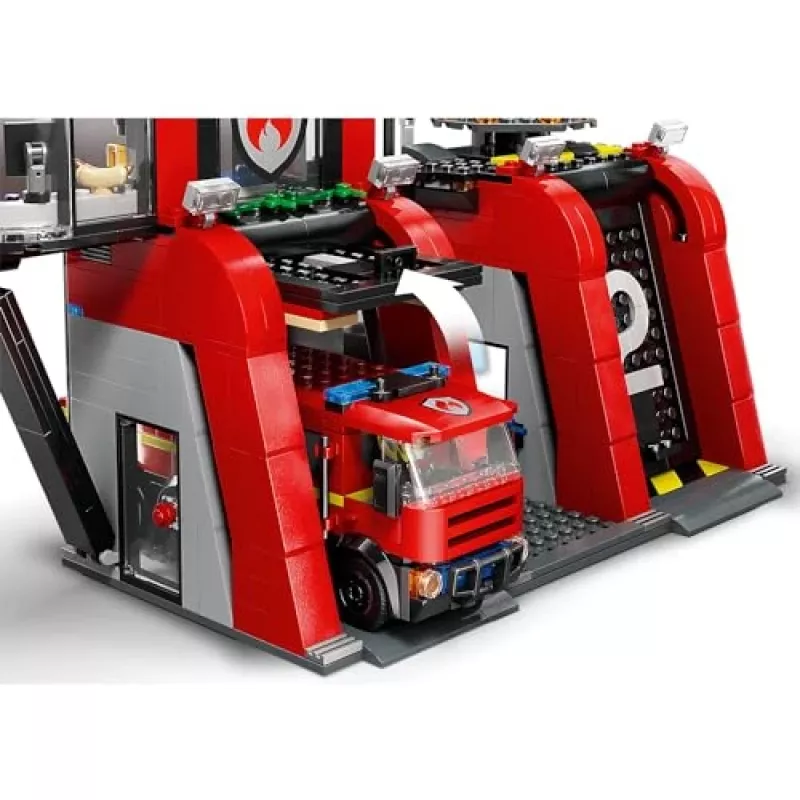 Konstruktorius LEGO City gaisrinė su sukiojamų kopėčių automobiliu 60414 — 843 detalės, 5 minifigūrėlės, 220×320×140 mm
