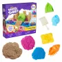 Kinetic Sand paplūdimio nuotykių rinkinys – 907g smėlio 3 spalvų su formelėmis, įrankiu ir žaidimų padėklu