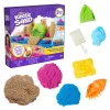 Kinetic Sand paplūdimio nuotykių rinkinys – 907g smėlio 3 spalvų su formelėmis, įrankiu ir žaidimų padėklu