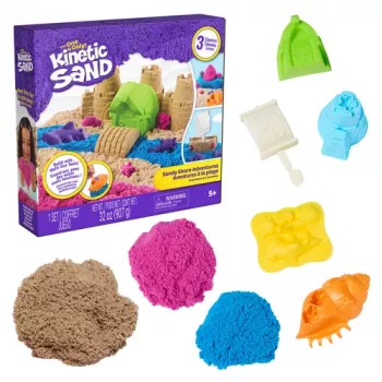 Kinetic Sand paplūdimio nuotykių rinkinys – 907g smėlio 3 spalvų su formelėmis, įrankiu ir žaidimų padėklu