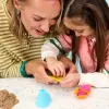 Kinetic Sand paplūdimio nuotykių rinkinys – 907g smėlio 3 spalvų su formelėmis, įrankiu ir žaidimų padėklu