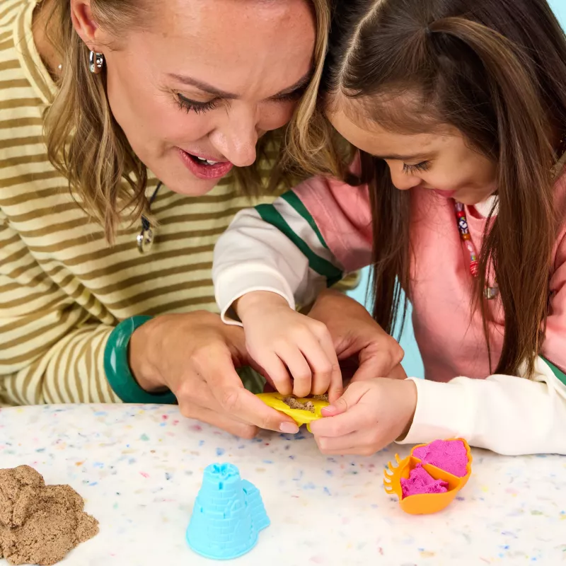 Kinetic Sand paplūdimio nuotykių rinkinys – 907g smėlio 3 spalvų su formelėmis, įrankiu ir žaidimų padėklu