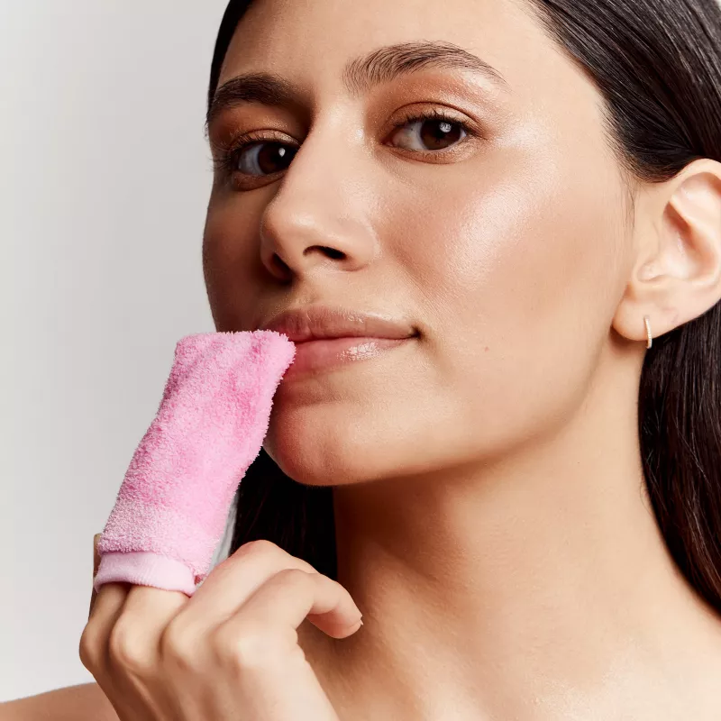GLOV rinkinys Velvet Lips Scrubex ir itin minkšti daugkartiniai širdelės formos įklotai (3 vnt.) – lūpų šveitiklis ir veido valymo įklotai