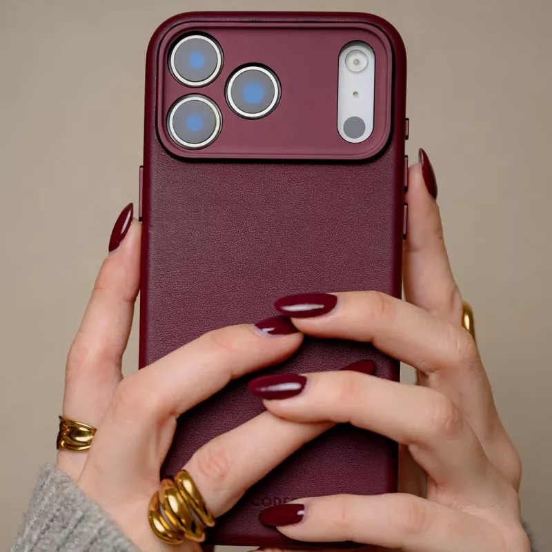 Decoded Leather Backcover, skirta iPhone 17 Pro Max su MagSafe – Dark Ruby
