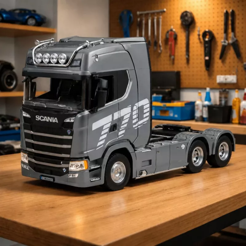 HUINA 32329 Scania 1:18 6 kanalų nuotolinio valdymo vilkikas pilkas sidabrinis