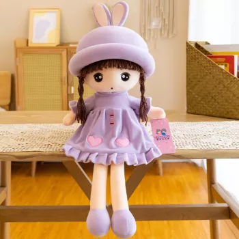 LEAN TOYS Skudurinė lėlė minkšta pliušinė su purpurine suknele su raukiniais 45cm