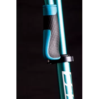 Six Degrees AU 514 paspirtukas 230 mm priekinis / 215 mm galinis ratas, turkio spalvos