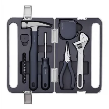 HOTO QWSGJ002 12 vienetų buitinis rankinių įrankių rinkinys su reketiniu atsuktuvu, plaktuku, replėmis, veržliarakčiu, matavimo juosta, universaliu peiliu, įtampos testeriu, elektros izoliacine juosta ABS dėkle HTT0018GL