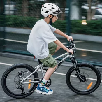 Rockbros LK-67 jaunimo dviračio šalmas su nuimamu skydeliu, 54-58 cm, baltas