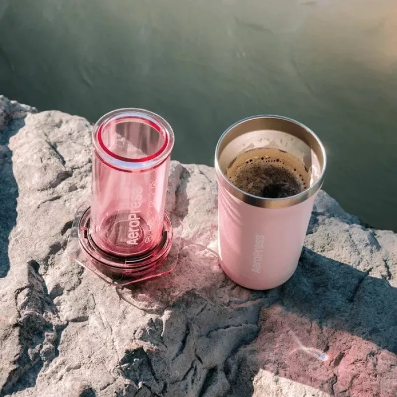 AeroPress Go Plus kavos virimo aparatas su rožiniu terminiu puodeliu 475 ml