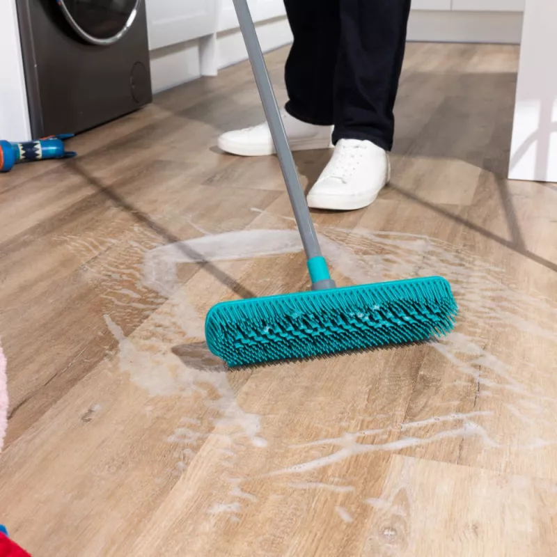 Beldray LA00000011UFEU7 Anti-Bac Dual Action Rubber Head Broom su teleskopine rankena, pilka/juoda
