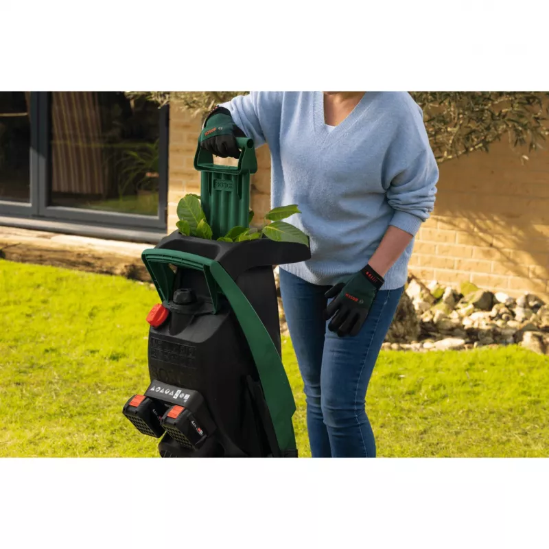 Bosch UniversalShredder Solo belaidis sodo smulkintuvas, 36V (2x18V), 40 mm šakų talpa, 50 L surinkimo dėžė, žalia/juoda, be įrankių (06008E0001)