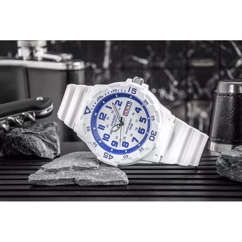 CASIO MRW200HC7B2VD Vyrų analoginis kvarcinis laikrodis su datos ir savaitės dienos rodymu, 100 m atsparumas vandeniui, dirželis iš dervos, baltas ciferblatas, mėlynas/raudonas apvadas