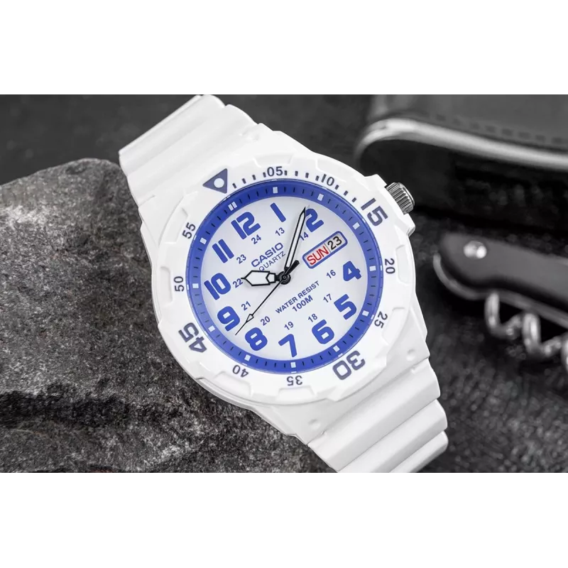 CASIO MRW200HC7B2VD Vyrų analoginis kvarcinis laikrodis su datos ir savaitės dienos rodymu, 100 m atsparumas vandeniui, dirželis iš dervos, baltas ciferblatas, mėlynas/raudonas apvadas