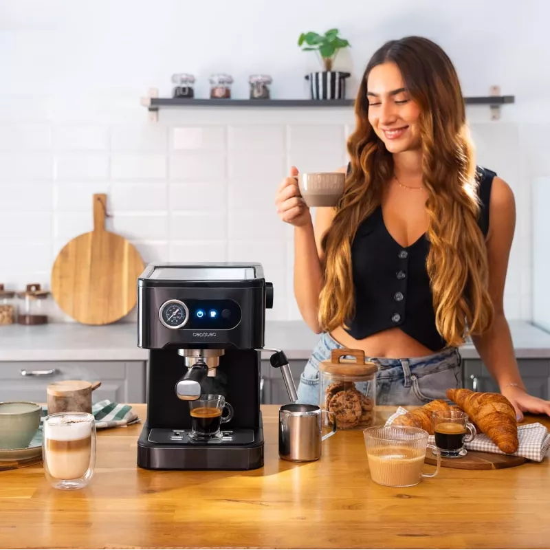 Cecotec Power Espresso 20 Pro Latte kavos aparatas, 20 barų siurblio slėgis, įmontuotas pieno putotuvas, pusiau automatinis, juodas, 1350 W