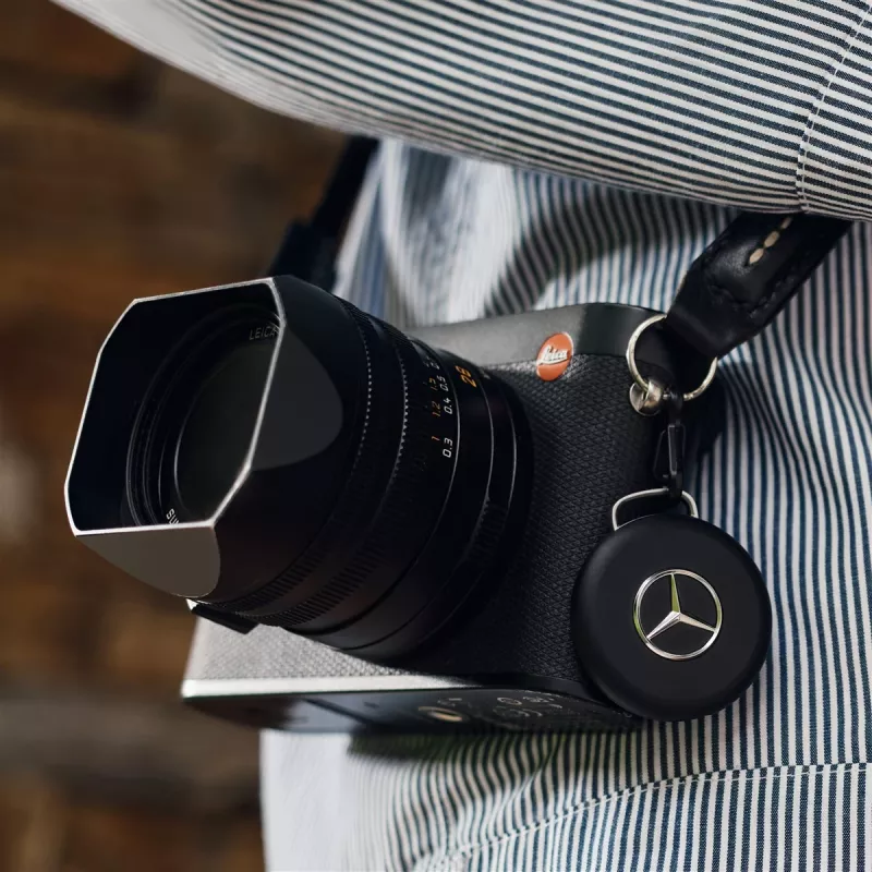 Chipolo LOOP Mercedes – Įkraunamas Bluetooth sekiklis su silikonine kilpa, skirtas iOS ir Android, juodas