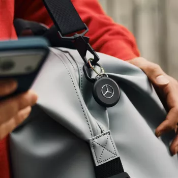Chipolo LOOP Mercedes – Įkraunamas Bluetooth sekiklis su silikonine kilpa, skirtas iOS ir Android, juodas