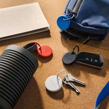Chipolo POP – Bluetooth Tracker su keičiama baterija, skirtas iOS ir Android, 4 vnt. rinkinys - juoda, balta, raudona, mėlyna