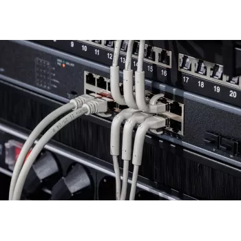 DIGITUS CAT 6A F/FTP kampinis RJ-45 pataisos kabelis, varinis, 0,3 m, pilkas, 10 vnt. pakuotėje