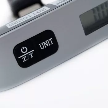 ELDOM WB10 Skaitmeninės bagažo svarstyklės 50 kg su foniniu apšvietimu LCD, nerūdijančio plieno kabliu, taros ir laikymo funkcijomis