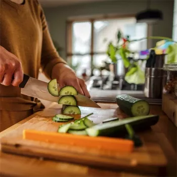 Fiskars Functional Form Bamboo Cutting Board, Rectangular, Natural Bamboo/Black, 35x25 cm