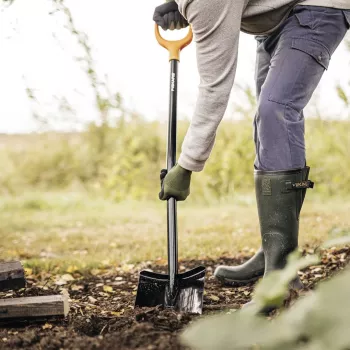 FISKARS SOLID+ XL aštrus kastuvas su ilgu plieniniu kotu, boro plieno geležte, D formos rankena, 1250 mm