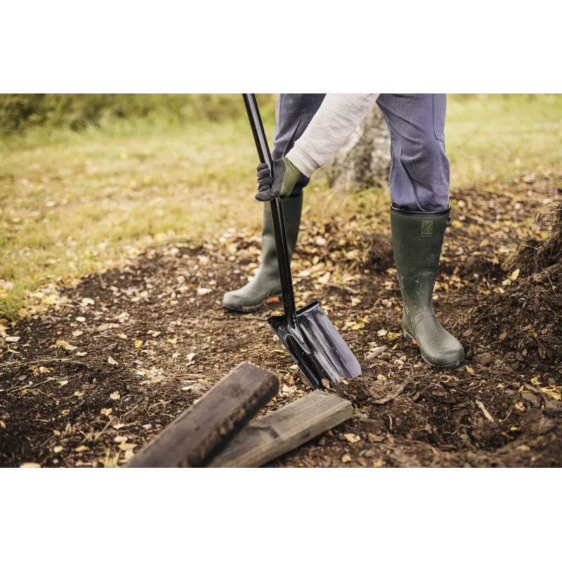 FISKARS SOLID+ XL aštrus kastuvas su ilgu plieniniu kotu, boro plieno geležte, D formos rankena, 1250 mm