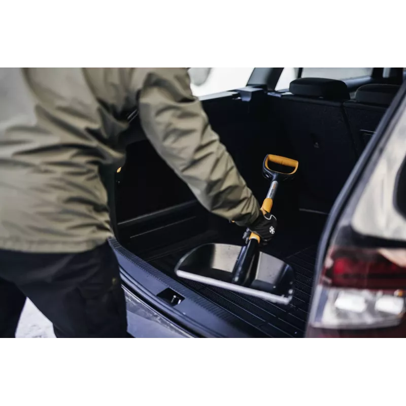Fiskars X-series teleskopinis automobilinis sniego kastuvas (juodas/oranžinis)