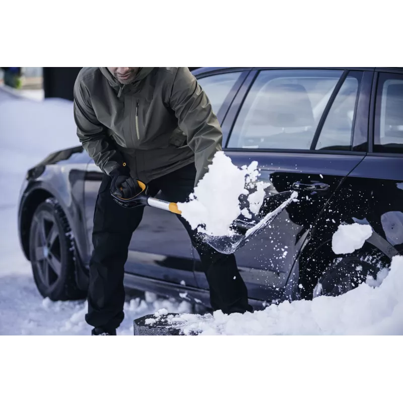 Fiskars X-series teleskopinis automobilinis sniego kastuvas (juodas/oranžinis)