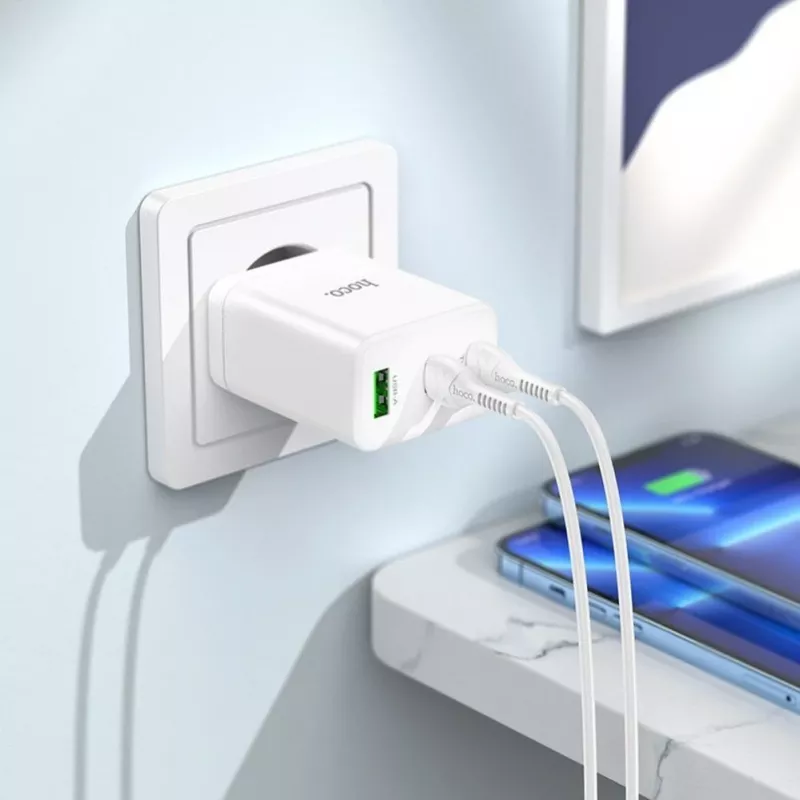 HOCO 35W Dual USB-C + USB-A PD & QC3.0 sieninis įkroviklis su USB-C į Lightning kabeliu, baltas