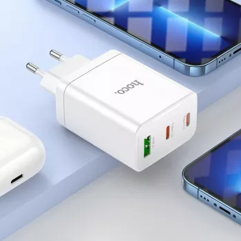HOCO 35W Dual USB-C + USB-A PD & QC3.0 sieninis įkroviklis su USB-C į Lightning kabeliu, baltas
