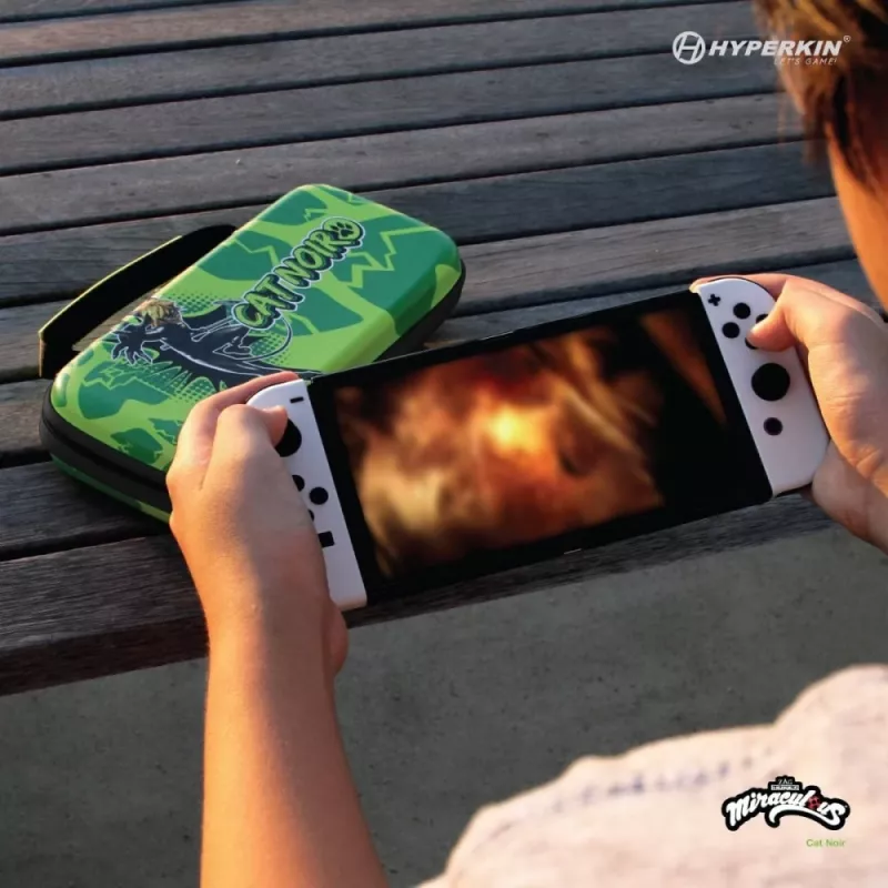 Hyperkin M07541-MTCN Kieto korpuso dėklas, žalias, įvairiaspalvis, PEVA, skirta Nintendo Switch Lite, atsparus smūgiams, vandeniui atsparus, nešiojimo krepšys