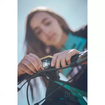 Lezyne LED žibintų rinkinys USB pora – 200 liumenų priekinis ir 10 liumenų galinis, IPX7, integruotas USB įkrovimas