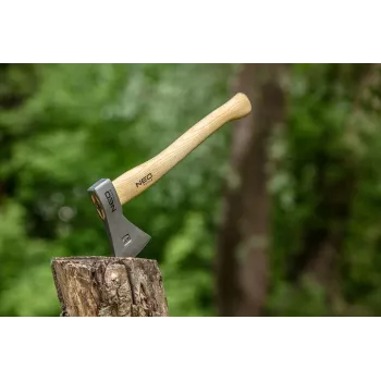 NEO TOOLS Bushcraft kirvis su makštimi 400g | Kaltas didelio anglies plieno, hikorio rankena