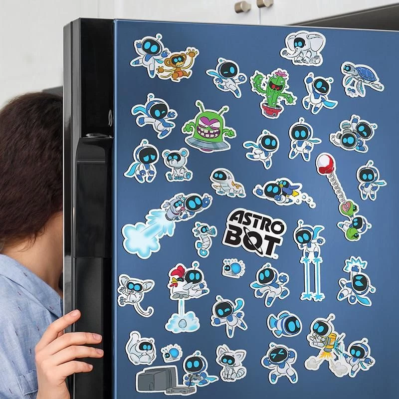 Paladone AstroBot šaldytuvo magnetai - 34 vnt. magnetų rinkinys, 3 lakštai, kosminio roboto dizainas