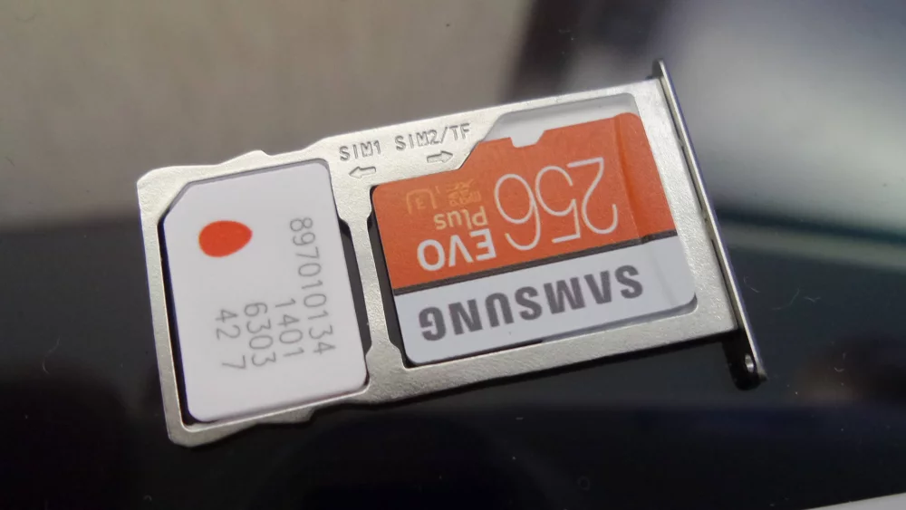 256 GB „microSD“ atminties kortelė ir SIM kortelė įrenginio dėkle