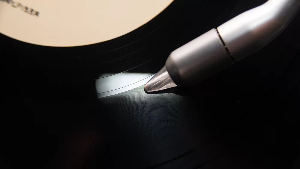 Patefono adata vinilo plokštelės griovelyje iš arti