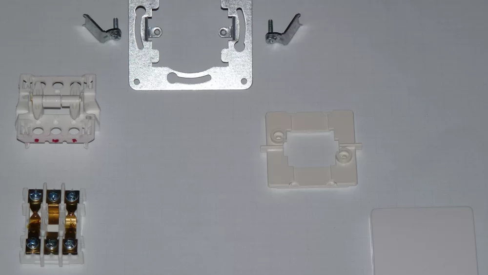 Šviesos jungiklio mechanizmas, rėmelis ir tvirtinimo detalės